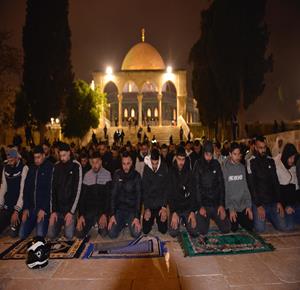 مواطنون يؤدون صلاتي العشاء والتراويح في المسجد الاقصى المبارك